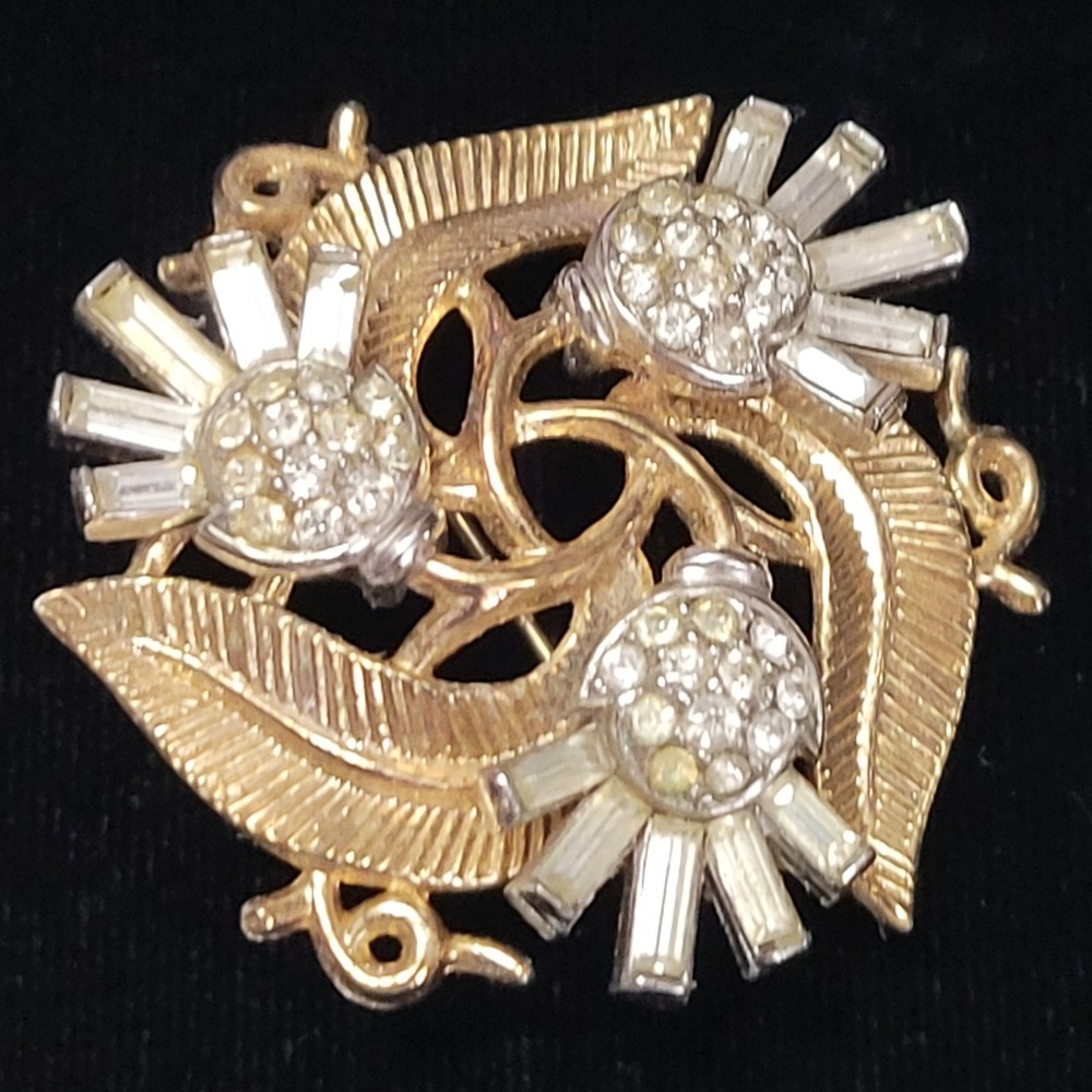Vintage TRIFARI Signed Philippe Gold Tone Leafy Clear Round Rhinestone Brooch